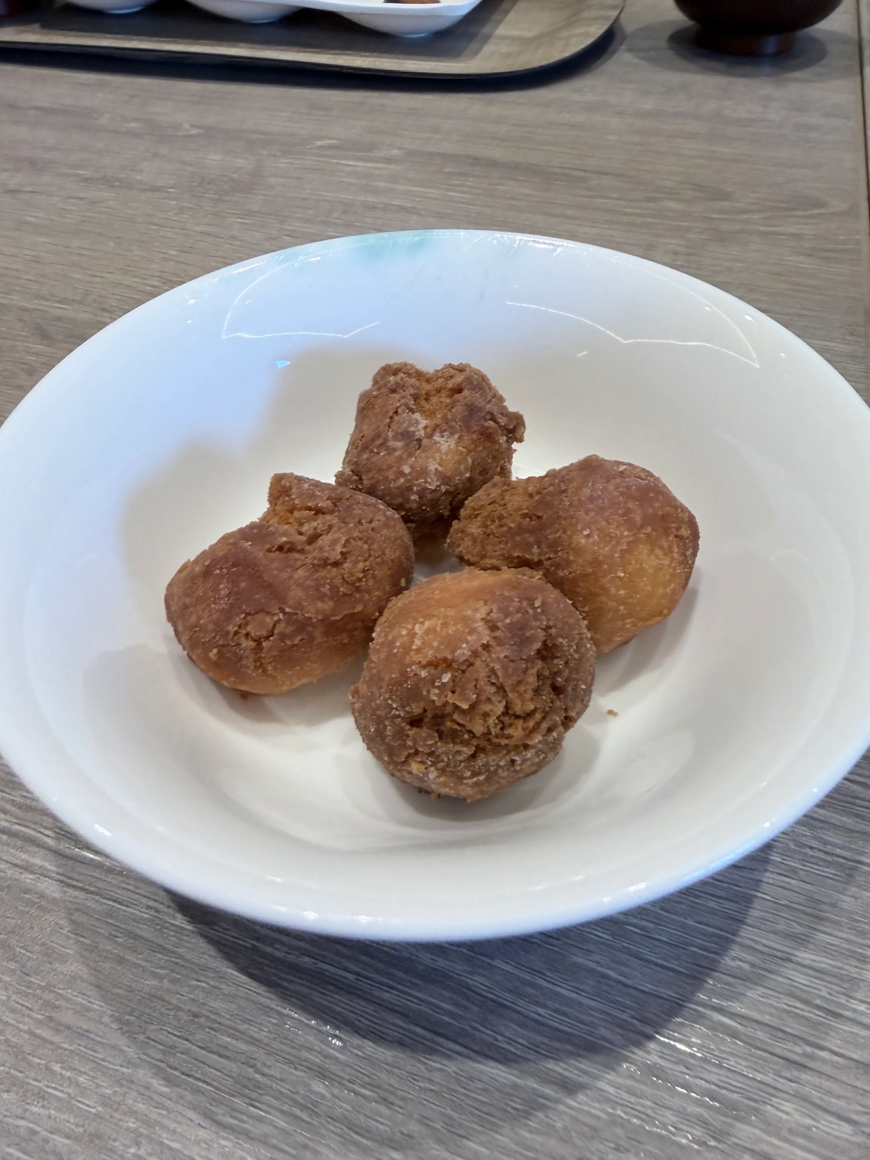 沖縄プリンスホテル オーシャンビューぎのわんの朝食ビュッフェで取り分けたプレーンのサーターアンダーギー4個